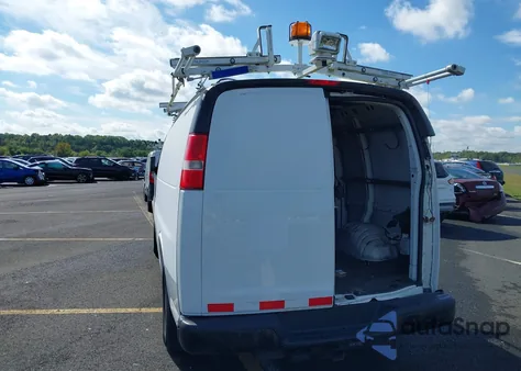 2017 Chevrolet Express 2500 Work Van z USA, uszkodzony, nr VIN 1GCWGAFFXH1277638